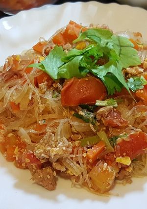 รูปของ #อาหารไทยง่ายๆวุ้นเส้นผัดไข่ใส่มะเขือเทศ หอมใหญ่ แครอท และหมูฉับ