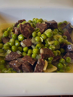 Una foto de Guisantes con butifarra negra