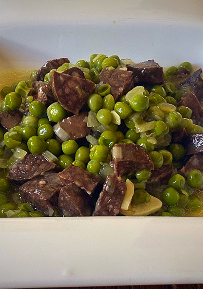 Una foto de Guisantes con butifarra negra