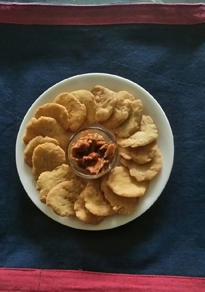 A picture of Sadabahar mathri(सदाबहार मठरी).
