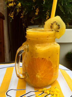 Una foto de Smoothie de plátano, naranja y kiwi