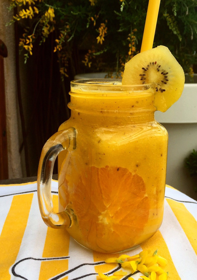 Una foto de Smoothie de plátano, naranja y kiwi