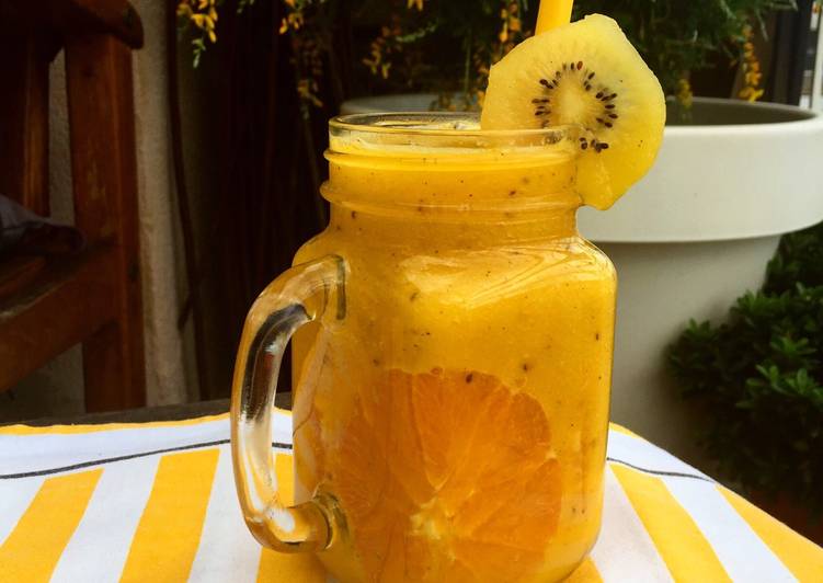 Smoothie de plátano, naranja y kiwi