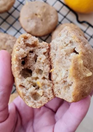 Una foto de Muffins integrales y esponjocitos de naranja 🍊 Magdalenas integrales y jugosas de naranja 🍊