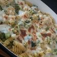 Fideos integrales con brócoli y salsa blanca gratinada