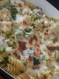 Fideos integrales con brócoli y salsa blanca gratinada