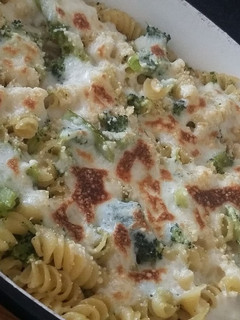 Una foto de Fideos integrales con brócoli y salsa blanca gratinada