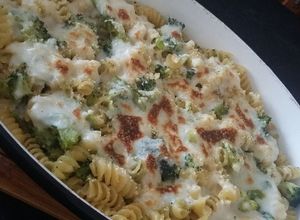 Una foto de Fideos integrales con brócoli y salsa blanca gratinada