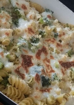 Una foto de Fideos integrales con brócoli y salsa blanca gratinada