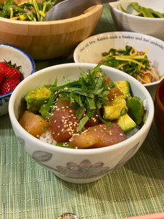 Gambar Japanese maguro & avocado don (raw tuna & avocado rice bowl) 🇯🇵
