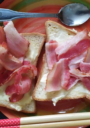 Hình của món Sandwich phô mai bò cười.