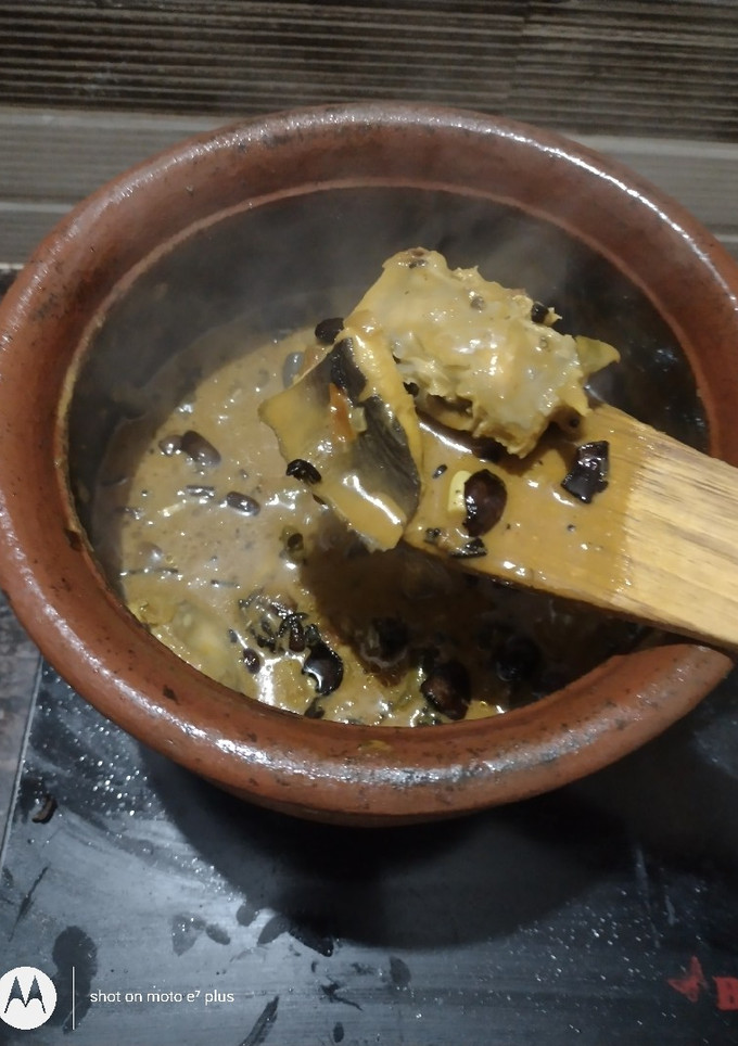 மண் சட்டியில் வைத்த திருக்கை மீன் குழம்பு (Thirukkai meen kulambu recipe in tamil) செய்முறை முக்கிய புகைப்படம்