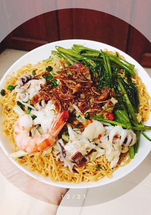 Hình của món Mì Trộn Hải Sản Kiểu Hoa.