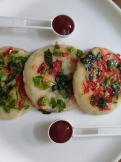 सूजी के उत्तपम (Suji ke uttapam recipe in Hindi) रेसिपी मुख्य फोटो