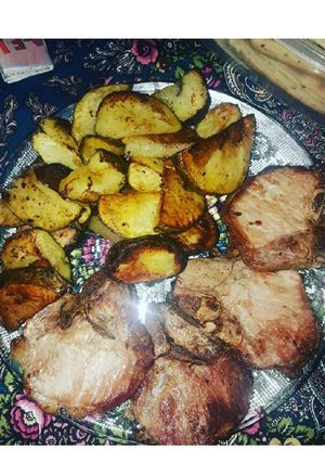 Una foto de Chuletas de cerdo o costeletas con papas al horno