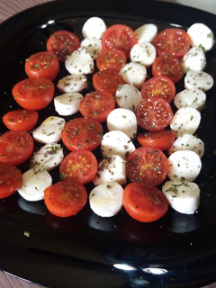 Una foto de Ensalada de tomate y mozzarella en 9 minutos
