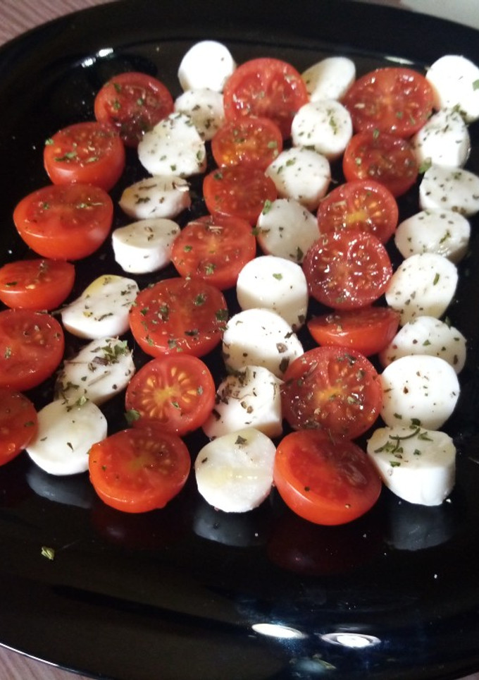 Una foto de Ensalada de tomate y mozzarella en 9 minutos