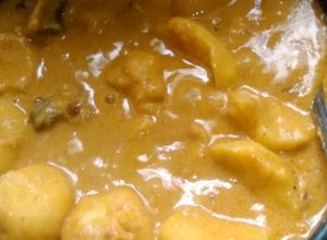 Una foto de Papas con cuero en salsa de maní