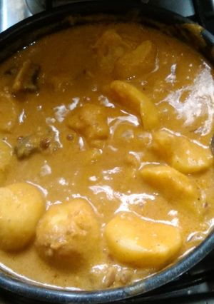 Una foto de Papas con cuero en salsa de maní