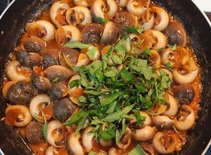 Hình của món Ốc mỡ xào bơ cay.