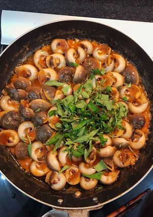 Hình của món Ốc mỡ xào bơ cay.