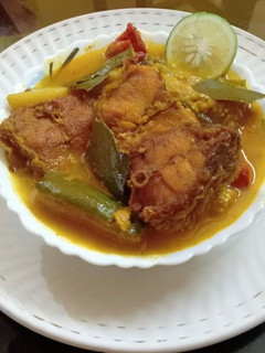 আলু বেগুন দিয়ে ভেটকি মাছের ঝোল (aloo begun diye bhetki maacher jhol recipe in Bengali) রেসিপির প্রধান ছবি