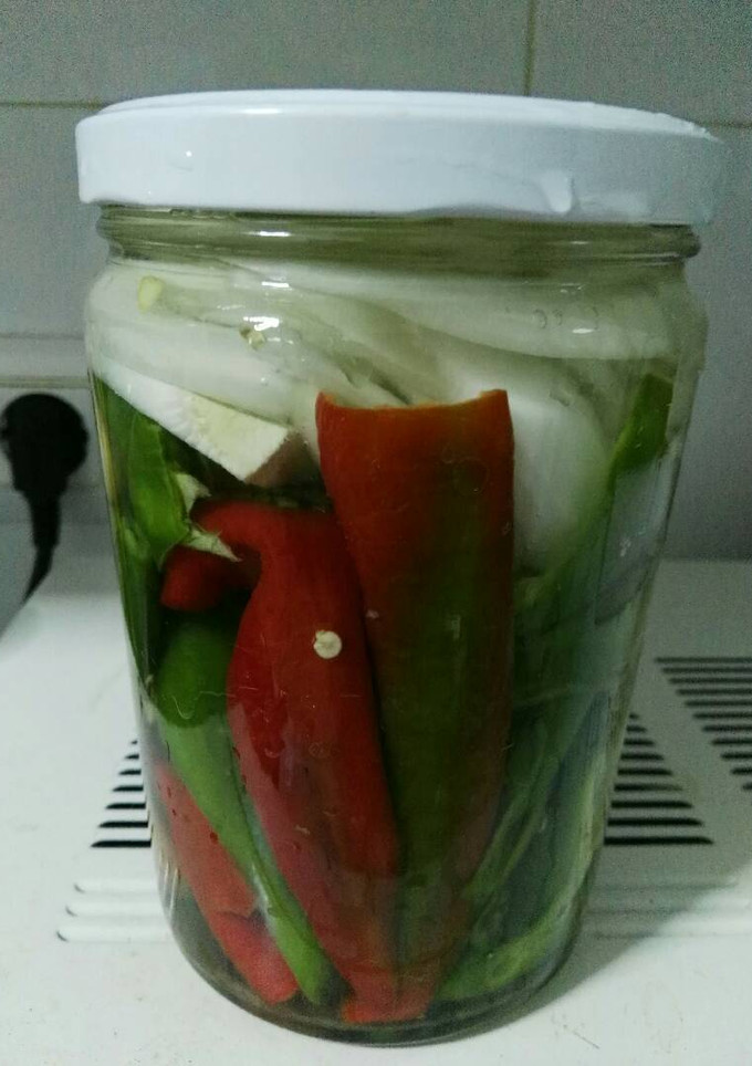 Una foto de Pimientos, ajos y cebolletas encurtidos