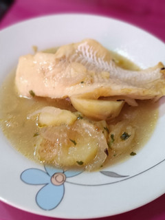 Una foto de Caldo de merluza y patatas