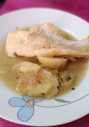Una foto de Caldo de merluza y patatas
