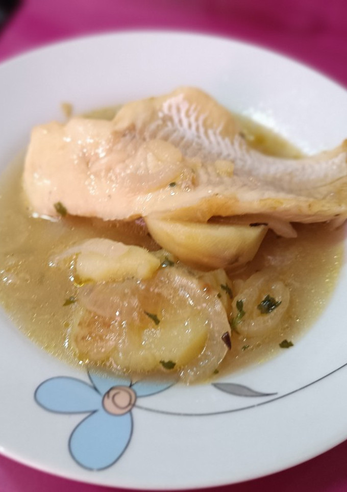 Una foto de Caldo de merluza y patatas
