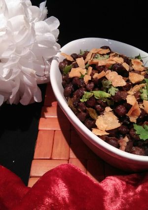 A picture of Kalay chana chat #Iftarwithhuma #CookpadApp.