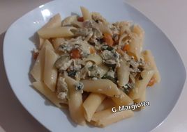 Pennoni con zucchine, carote e uova