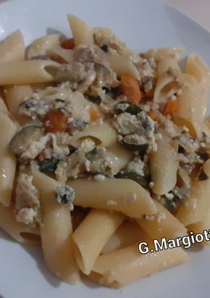Foto di Pennoni con zucchine, carote e uova