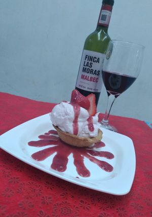 Una foto de Helado de fresa con coulis de fresa