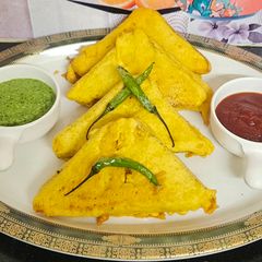 A picture of Bread Pakoda.