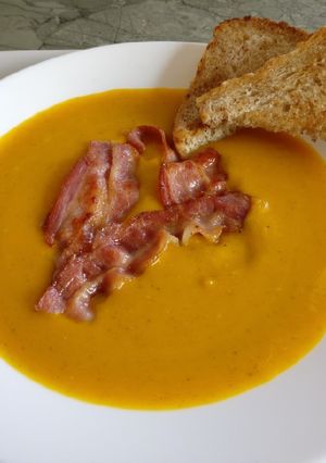 Sütőtök krémleves baconnel recept fotója