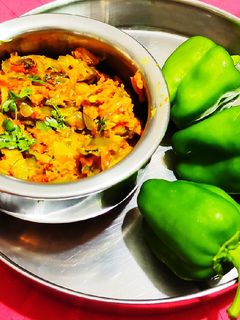 सिमला मिरचीची भाजी (Shimla Mirchichi Bhaji Recipe In Marathi) रेसिपी चे मुख्य फोटो