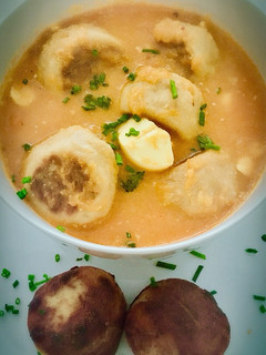 Una foto de Sopa de albóndigas de coliflor y pollo al horno (aprovechamiento)
