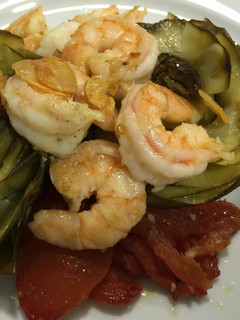 Una foto de Gambas al ajillo con tomates confitados