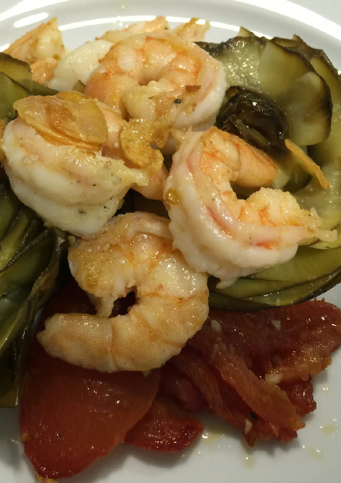 Una foto de Gambas al ajillo con tomates confitados