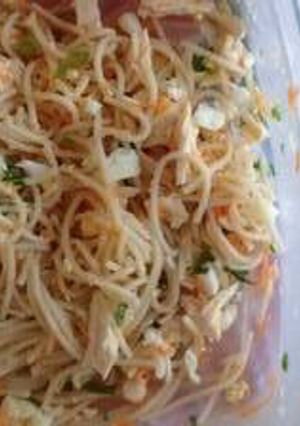 Una foto de Ensalada de pollo y verdura