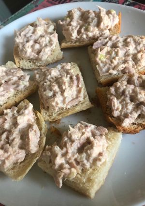 Una foto de Tostadas (o bruschettas) de atún y verduras