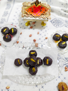 ઓટ્સ પીનટ ચોકલેટ લાડુ (Oats Peanut Chocolate Ladoo Recipe In Gujarati) રેસીપી મુખ્ય ફોટો