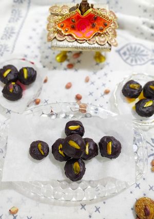 ઓટ્સ પીનટ ચોકલેટ લાડુ (Oats Peanut Chocolate Ladoo Recipe In Gujarati) રેસીપી મુખ્ય ફોટો