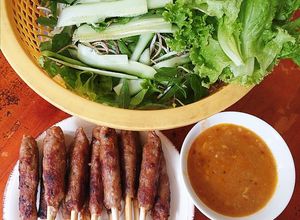 Hình của món Nem lụi nướng.