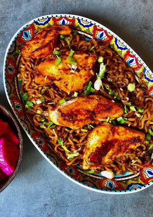 Hình của món Mì Tương Đen Chapagetti Cùng Ức Gà Áp Chảo.