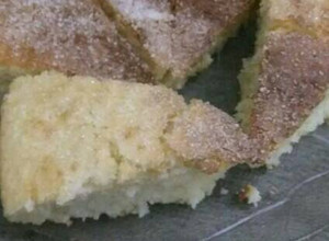 Una foto de Torta con azúcar arriba