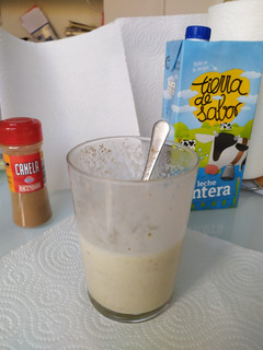 Una foto de Batido de plátano simple