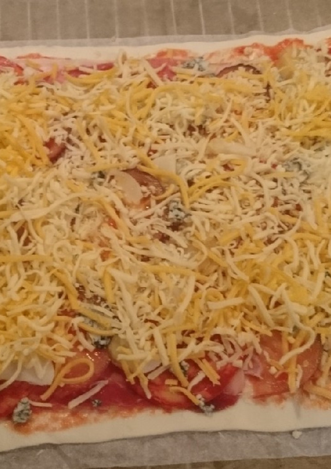 Una foto de Pizza de chorizo y pavo 🦃