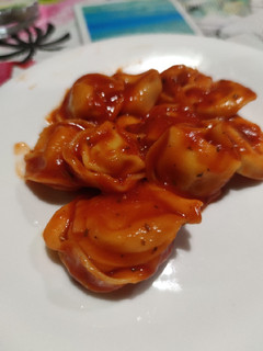 Una foto de Tortellini de queso con salsa de tomate
